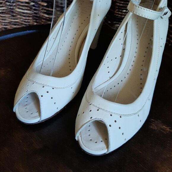 CHANEL Peep Toe Mary Jane Pumps 38 Cream Perforated Leather Heels Logo Old Money - Picture 5 of 15